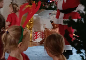 Zdjęcie przedstawia dzieci podczas spotkania z Mikołajem