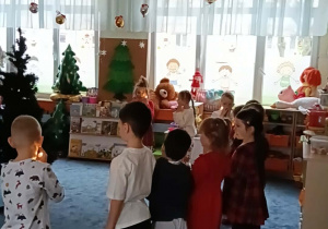 Zdjęcie przedstawia dzieci podczas spotkania z Mikołajem