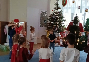 Zdjęcie przedstawia dzieci podczas spotkania z Mikołajem