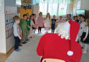 Zdjęcie przedstawia dzieci podczas spotkania z Mikołajem