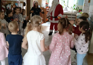 Zdjęcie przedstawia dzieci podczas spotkania z Mikołajem