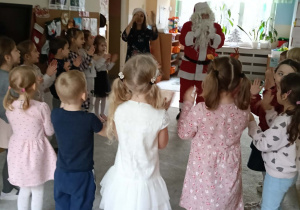 Zdjęcie przedstawia dzieci podczas spotkania z Mikołajem