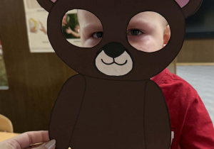 Zdjęcie przedstawia dzieci z maskach misia