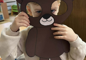 Zdjęcie przedstawia dzieci z maskach misia