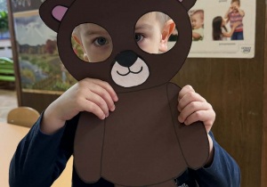 Zdjęcie przedstawia dzieci z maskach misia