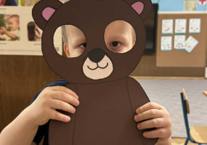 Zdjęcie przedstawia dzieci z maskach misia