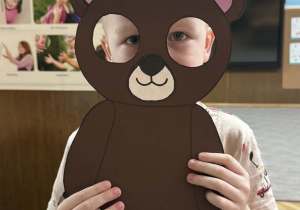 Zdjęcie przedstawia dzieci z maskach misia