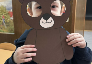 Zdjęcie przedstawia dzieci z maskach misia