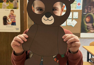 Zdjęcie przedstawia dzieci z maskach misia