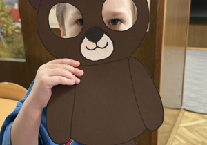 Zdjęcie przedstawia dzieci z maskach misia