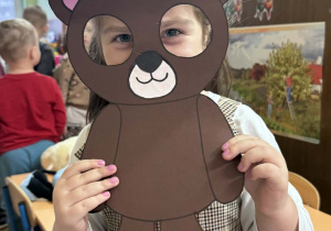 Zdjęcie przedstawia dzieci z maskach misia