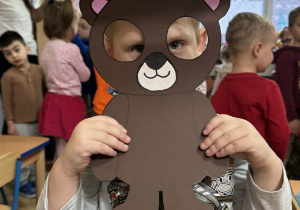 Zdjęcie przedstawia dzieci z maskach misia