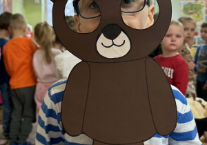 Zdjęcie przedstawia dzieci z maskach misia