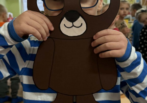 Zdjęcie przedstawia dzieci z maskach misia