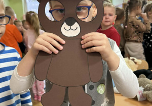 Zdjęcie przedstawia dzieci z maskach misia