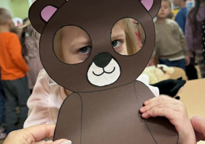 Zdjęcie przedstawia dzieci z maskach misia