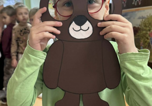 Zdjęcie przedstawia dzieci z maskach misia