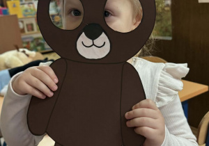 Zdjęcie przedstawia dzieci z maskach misia