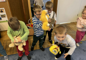 Zdjęcie przedstawia dzieci podczas balu misia