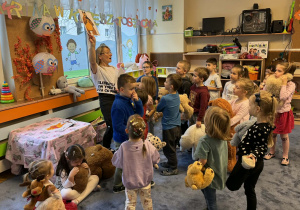 Zdjęcie przedstawia dzieci podczas balu misia