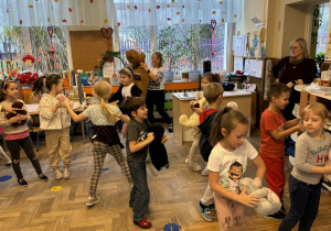 Zdjęcie przedstawia dzieci podczas balu misia