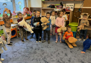 Zdjęcie przedstawia dzieci podczas balu misia