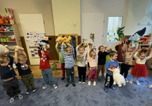 Zdjęcie przedstawia dzieci podczas balu misia