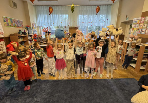 Zdjęcie przedstawia dzieci podczas balu misia