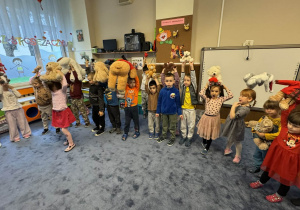 Zdjęcie przedstawia dzieci podczas balu misia