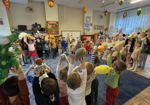 Zdjęcie przedstawia dzieci podczas balu misia