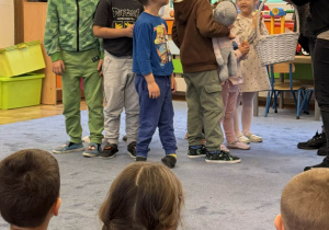 Zdjęcie przedstawia dzieci podczas balu liścia