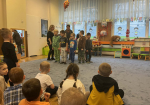 Zdjęcie przedstawia dzieci podczas balu liścia