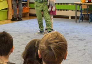 Zdjęcie przedstawia dzieci podczas balu liścia