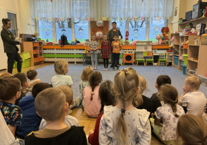 Zdjęcie przedstawia dzieci podczas balu liścia