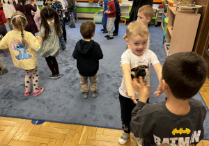 Zdjęcie przedstawia dzieci podczas balu liścia