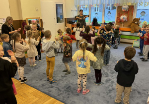 Zdjęcie przedstawia dzieci podczas balu liścia