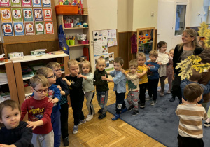 Zdjęcie przedstawia dzieci podczas balu liścia