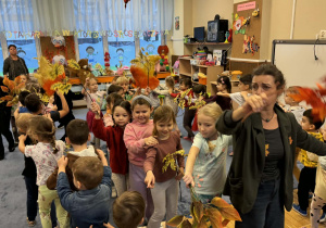 Zdjęcie przedstawia dzieci podczas balu liścia