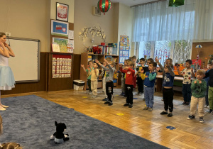 Zdjęcie przedstawia dzieci podczas przedstawienia baletowego