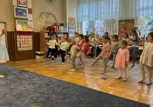 Zdjęcie przedstawia dzieci podczas przedstawienia baletowego