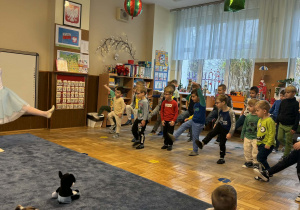 Zdjęcie przedstawia dzieci podczas przedstawienia baletowego