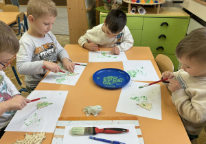 Zdjęcie przedstawia dzieci podczas wykonywania prac plastycznych