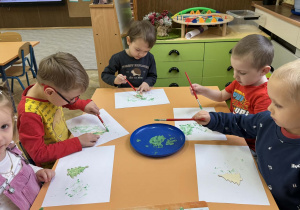 Zdjęcie przedstawia dzieci podczas wykonywania prac plastycznych