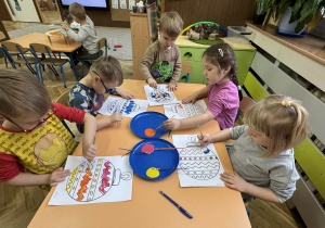 Zdjęcie przedstawia dzieci podczas wykonywania prac plastycznych