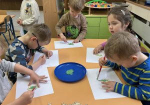 Zdjęcie przedstawia dzieci podczas wykonywania prac plastycznych