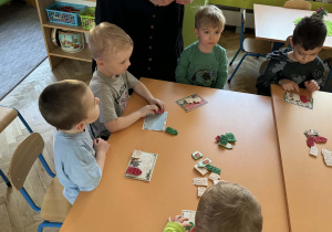 Zdjęcie przedstawia dzieci podczas warsztatów