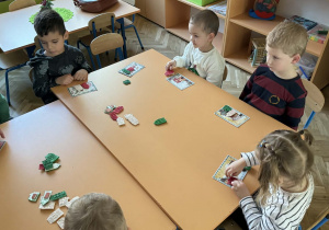 Zdjęcie przedstawia dzieci podczas warsztatów