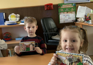 Zdjęcie przedstawia dzieci podczas warsztatów