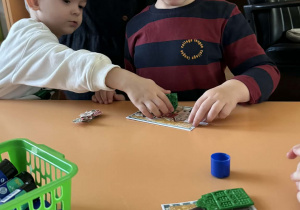 Zdjęcie przedstawia dzieci podczas warsztatów