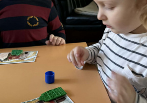 Zdjęcie przedstawia dzieci podczas warsztatów